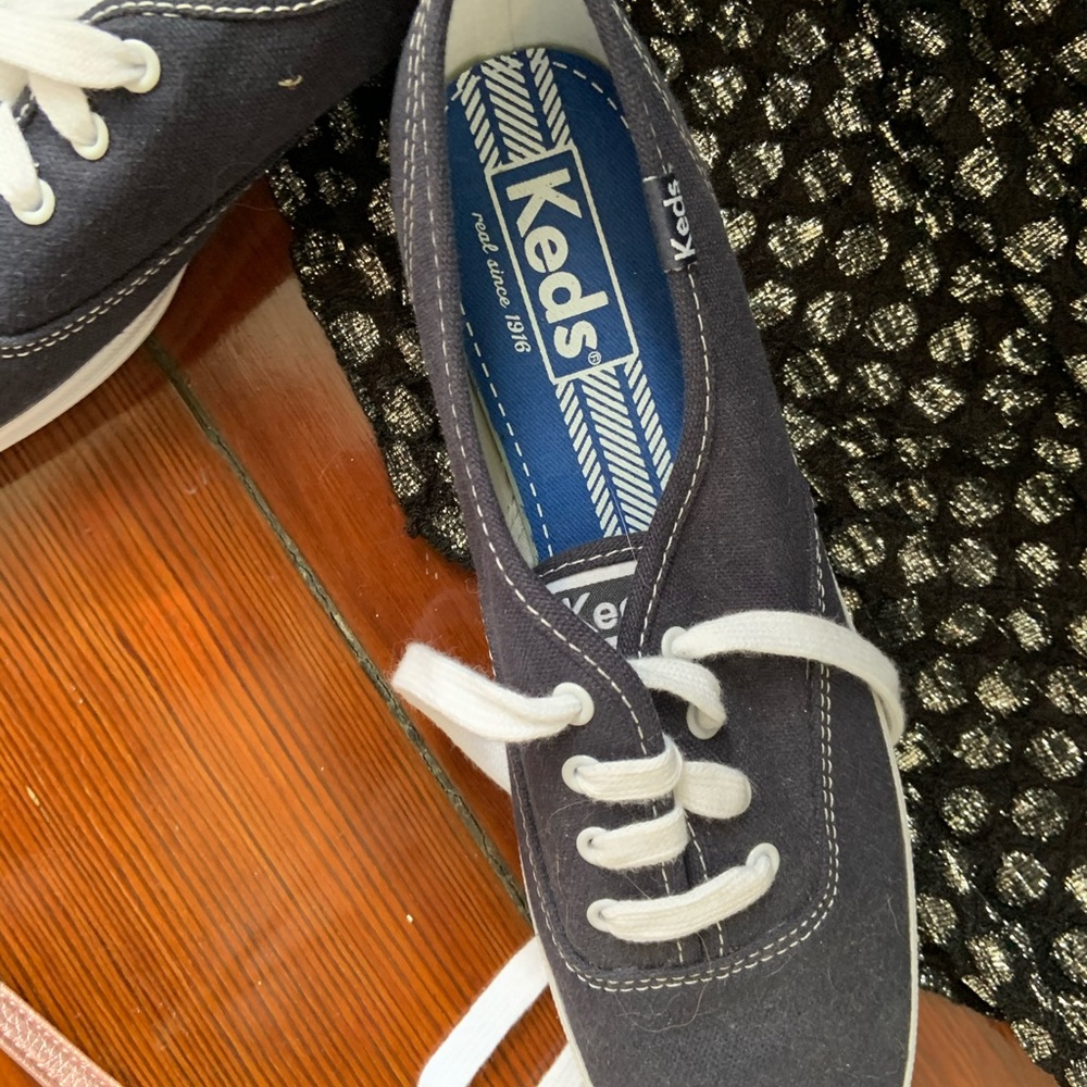Never worn navy Ked’s size 8 slim (rare width) - Picture 2 of 6